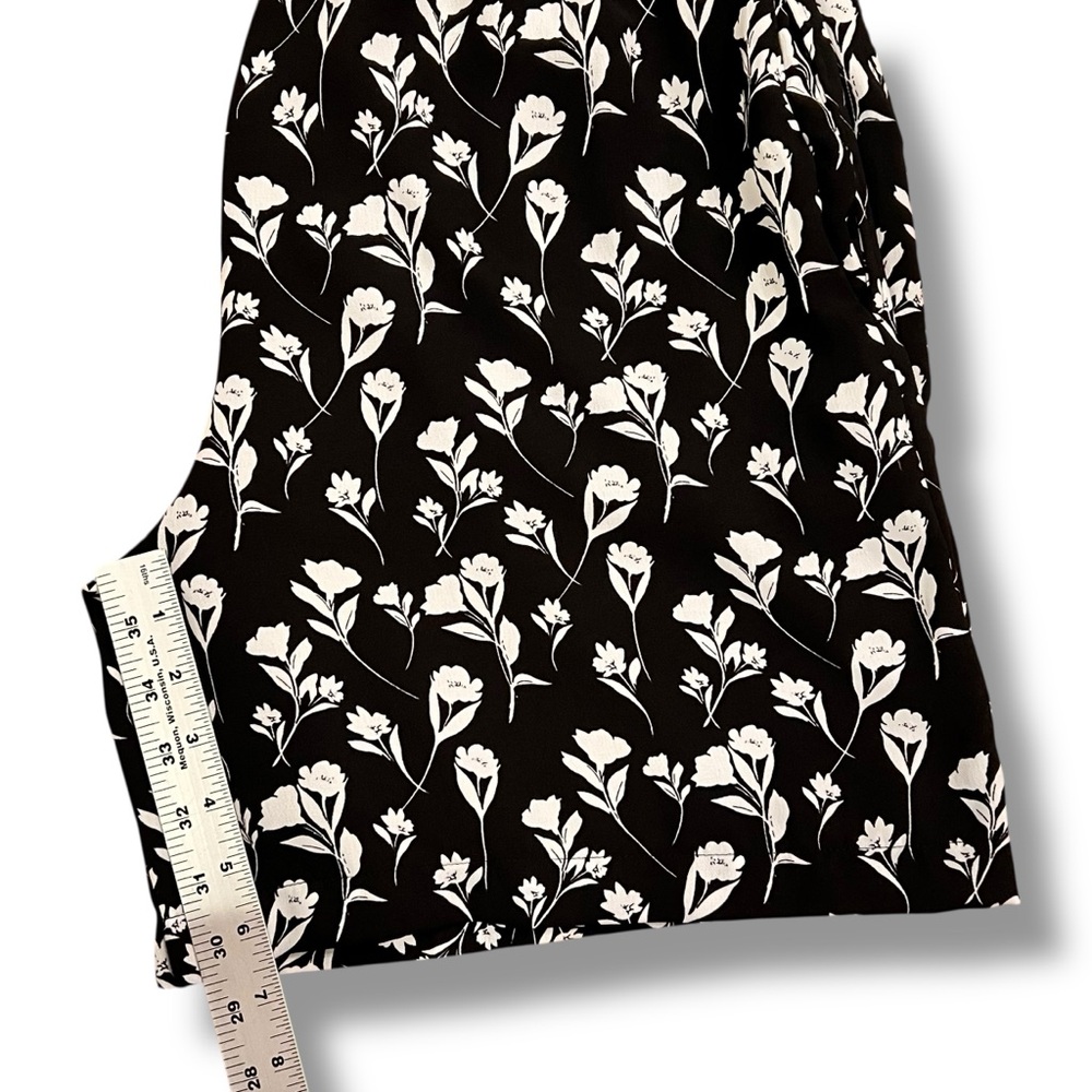 Simply Vera Vera Wang Womens Shorts Sz S Lined Black White Flowers Pockets A-6 - Picture 7 of 8